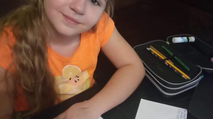 Dziewczynka pisząca list
