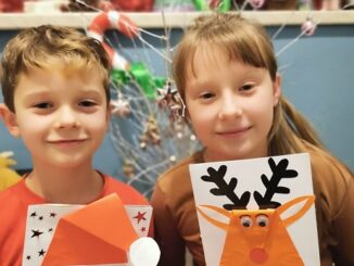 Dzieci z własnoręcznie wykonanymi kartkami na Boże Narodzenie- projekt Emocja