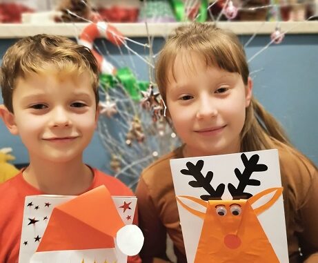 Dzieci z własnoręcznie wykonanymi kartkami na Boże Narodzenie- projekt Emocja