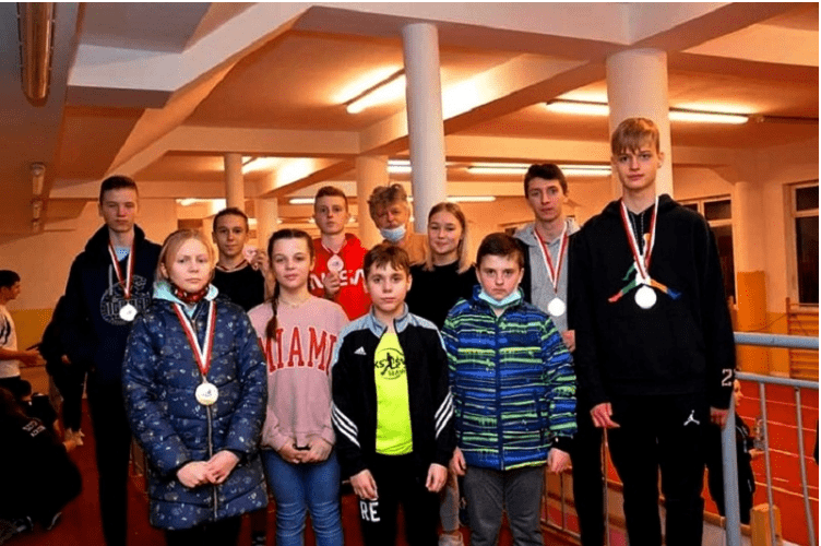 Zbiorowe zdjęcie złotych medalistów i uczestników zawodów w lekkoatletyce