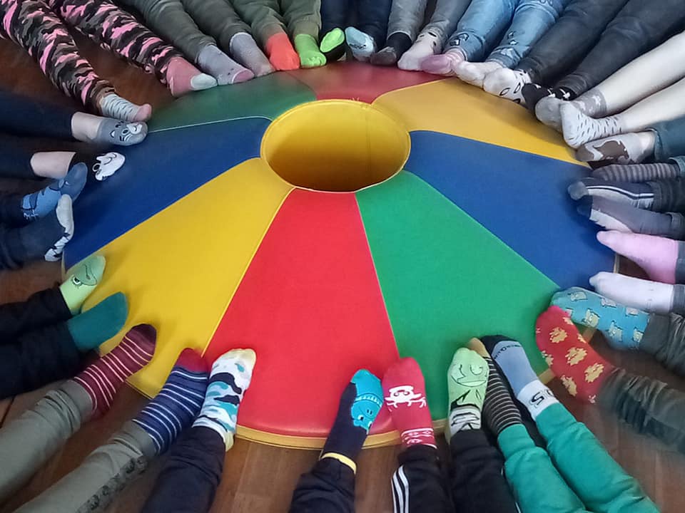 Dzieci w kolorowych , różnych skarpetkach-symbolem osób chorych na Zespół Downa
