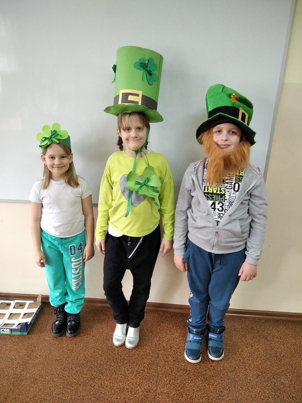 Dzieci przebrane na zielono świętują Dzień Św Patryka