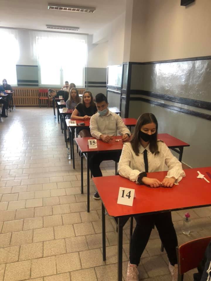 Uczniowie w ławkach czekają na egzamin próbny z matematyki