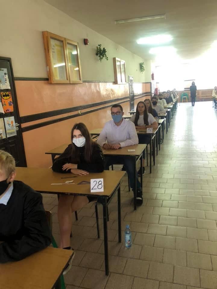 Uczniowie w ławkach czekają na egzamin próbny z matematyki