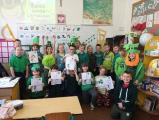Dzieci ubrane na zielono świętują Dzień Św. Patryka