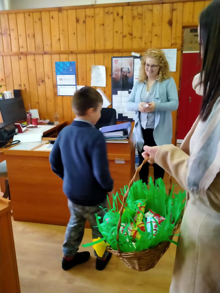 Uczeń i wychowawczyni ze świetlicy rozdają Panią upominki z okazji Dnia Kobiet