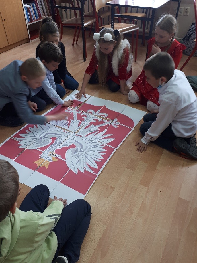 Uczniowie podczas wykonywania prac związanych z symbolami narodowymi