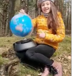 Uczennica w parku z globusem