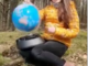 Uczennica w parku z globusem