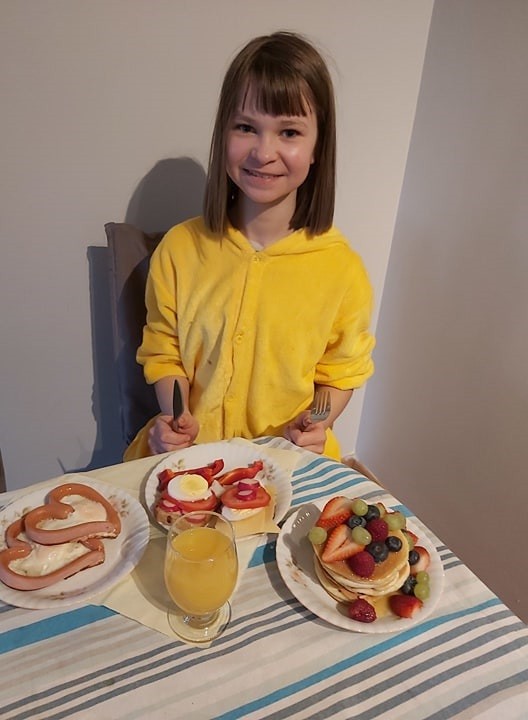 Uczniowie z własnoręcznie przygotowanymi zdrowymi śniadaniami
