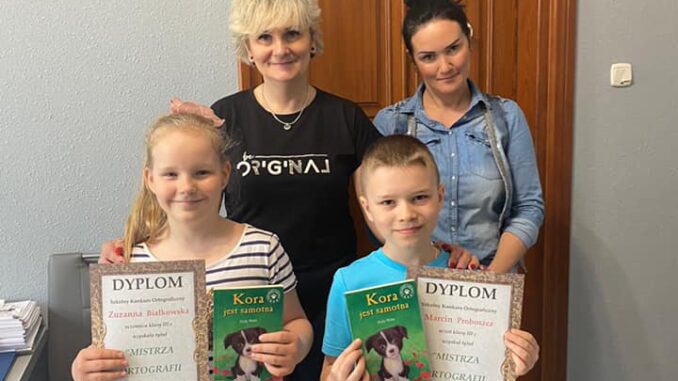 Pani dyrektor, wychowawczyni A. Lemańska i dzieci które wygrały w konkursie ortograficznym klas 3