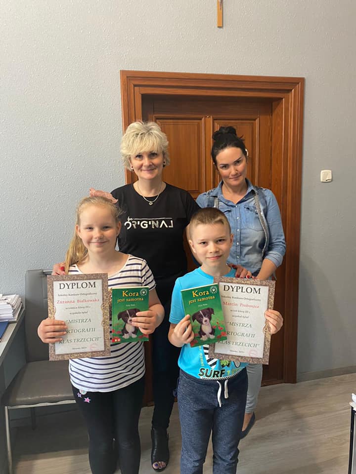 Pani dyrektor, wychowawczyni A. Lemańska i dzieci które wygrały w konkursie ortograficznym klas 3