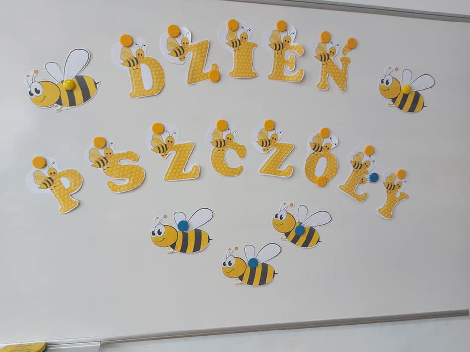 Uczniowie podczas zajęć o pszczołach, 