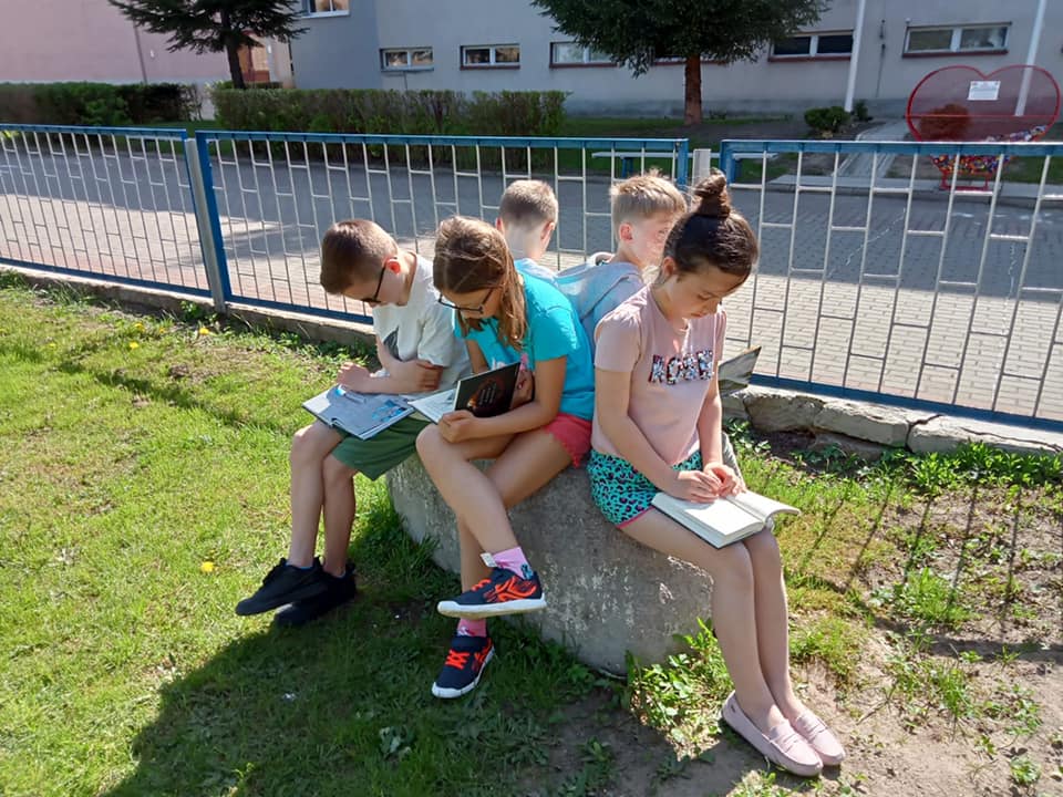 Uczniowie czytają książki