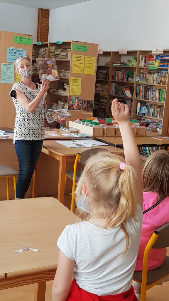 Dzieci podczas zajęć bibliotecznych