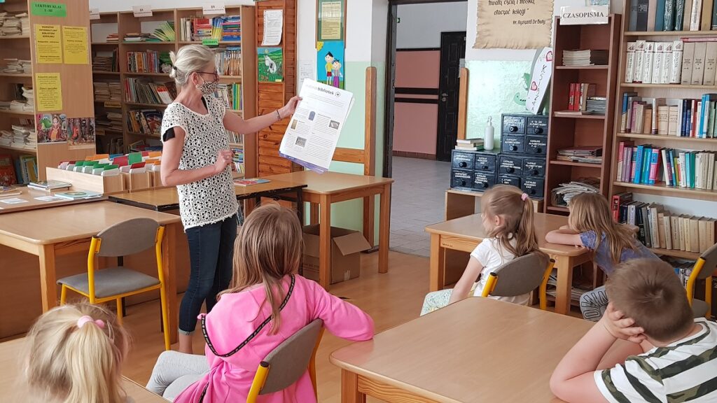 Dzieci podczas zajęć bibliotecznych