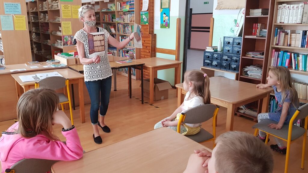 Dzieci podczas zajęć bibliotecznych