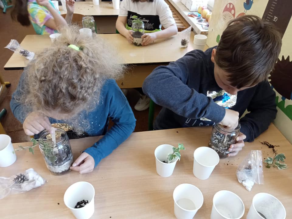Dzieci podczas tworzenia pracy Las w butelce