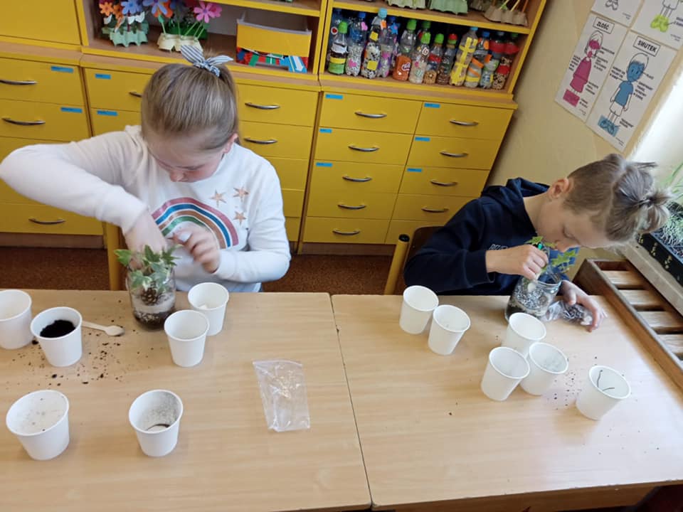 Dzieci podczas tworzenia pracy Las w butelce