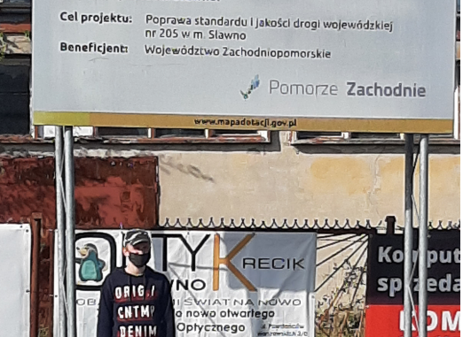 zdjecie ucznia pod tablicą inwestycje z UE