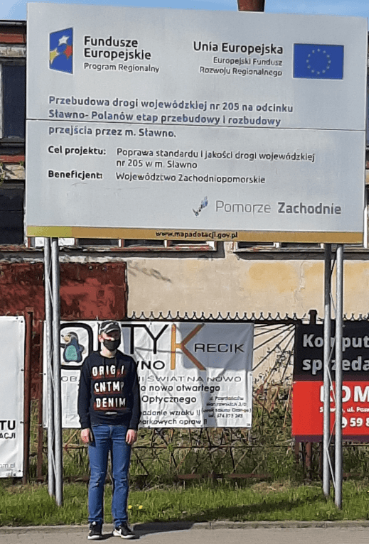 zdjecie ucznia pod tablicą inwestycje z UE