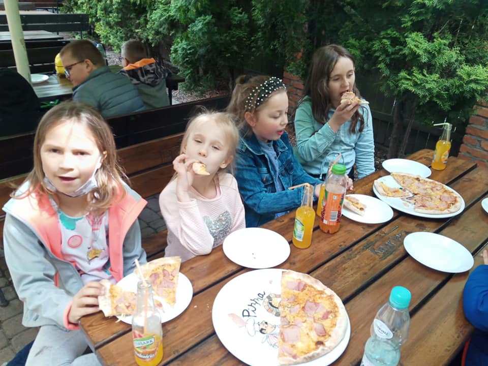 Dzień Dziecka- uczniowie jedza pizzę