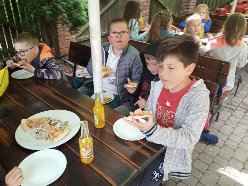Dzień Dziecka- uczniowie jedzą pizzę