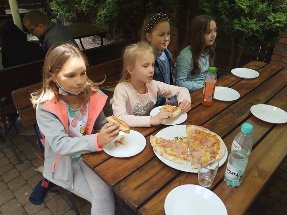 Dzień Dziecka- uczniowie jedzą pizzę