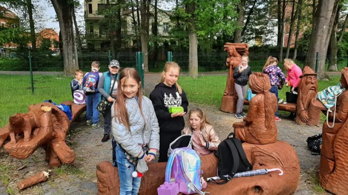 Uczniowie bawią się podczas Dnia Dziecka