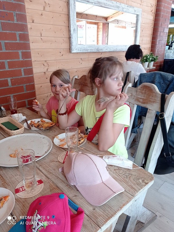 Uczniowie jedzący pizzę