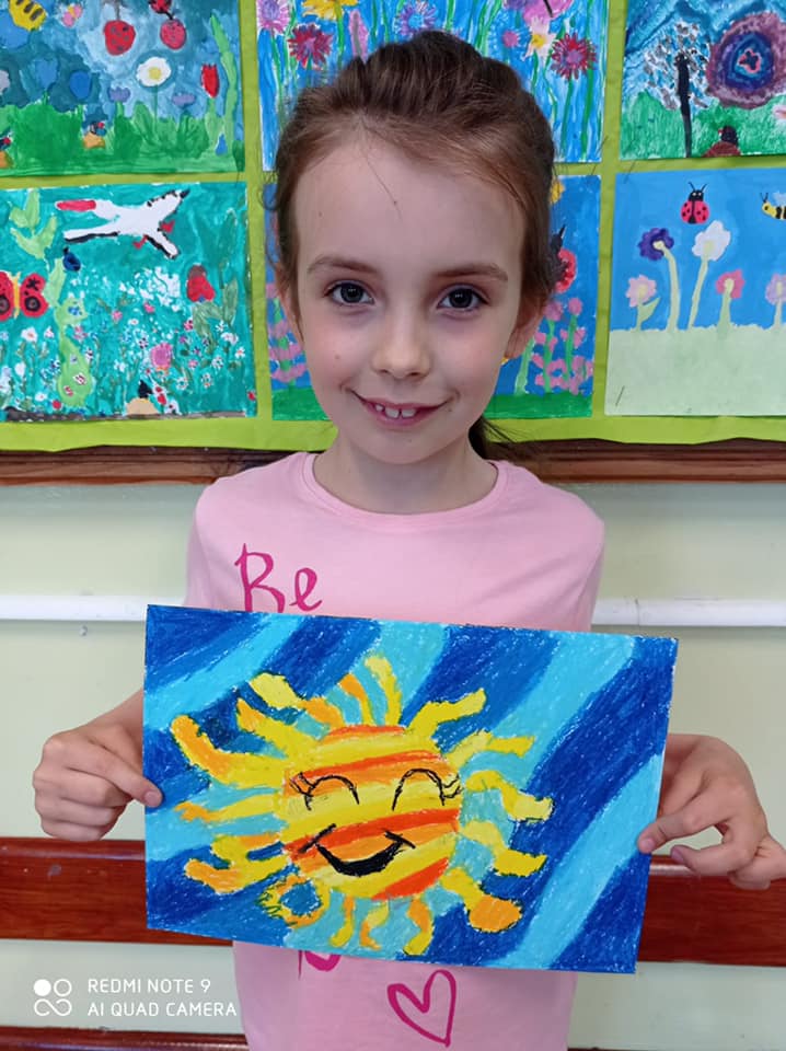 Dzieci ze swoimi pracami o słońcu