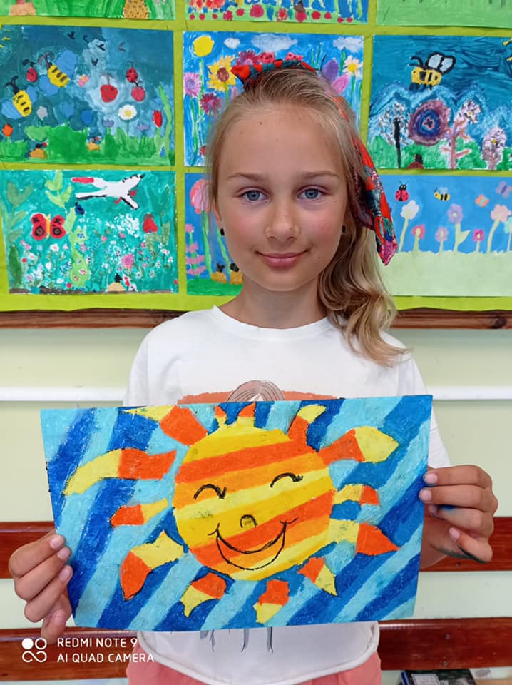 Dzieci ze swoimi pracami o słońcu