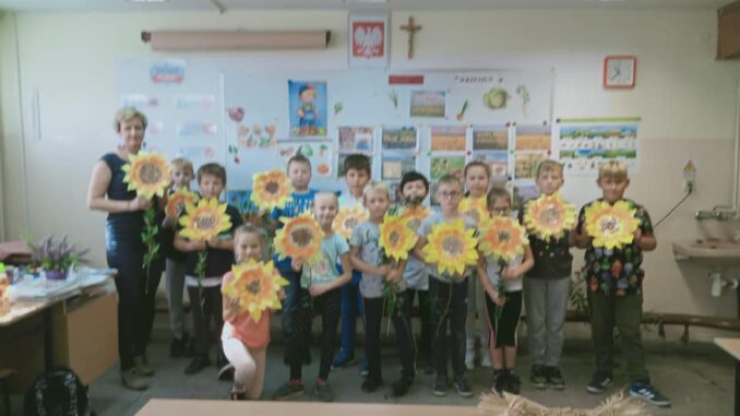 Uczniowie na lekcji o roślinach