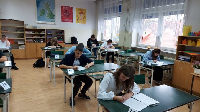 Uczniowie podczas pisania konkursów wojewódzkich