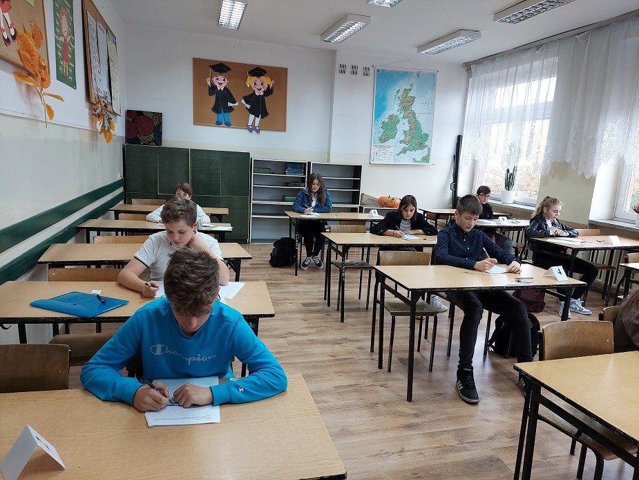 Uczniowie podczas pisania konkursów wojewódzkich