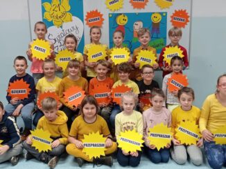 Uczniowie w żółtych strojach, świętują Dzień Życzliwości