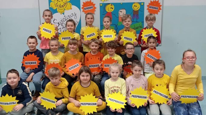 Uczniowie w żółtych strojach, świętują Dzień Życzliwości