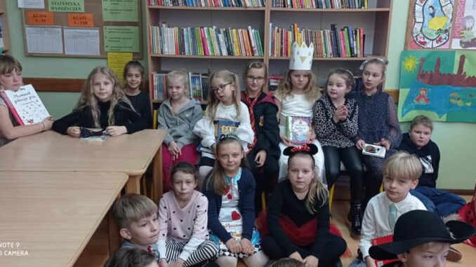Dzieci na konkursie pięknego czytania