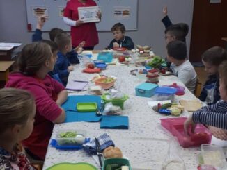 Uczniowie ze zdrowymi posiłkami