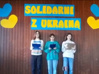 Uczniowie podczas apelu Solidarni z Ukrainą