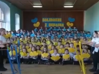 Solidarni z Ukraina- dzieci występujące podczas akademii