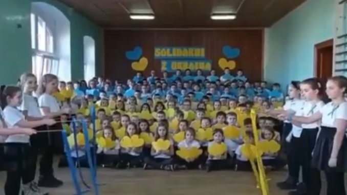 Solidarni z Ukraina- dzieci występujące podczas akademii