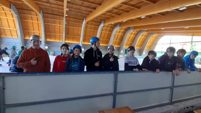 Uczniowie na lodowisku