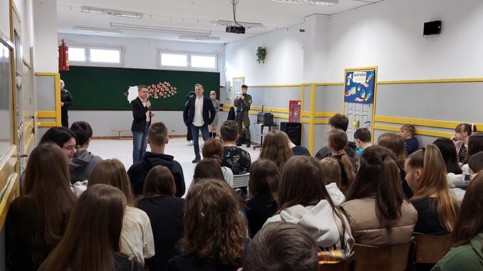 Uczniowie podczas wizyty szkoły informatycznej w Słupsku