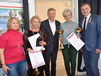 Wręczenie nagród p. dyrektor Dagmarze Wojtczak za 1 miejsce w badmingtonie