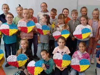 Dzieci z sercem złożonym z kolorów flag Polski i Ukrainy