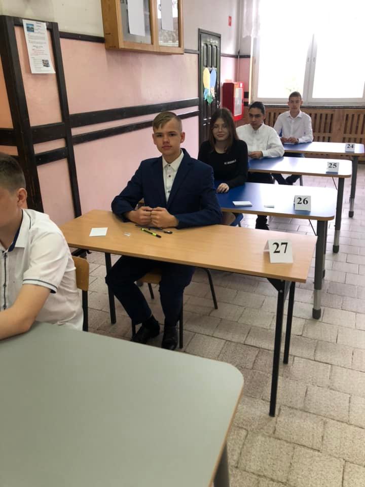 Uczniowie podczas egzaminu z j. polskiego