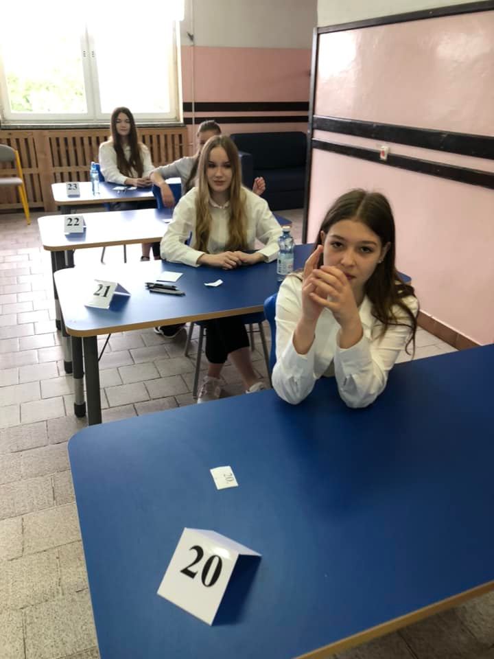 Uczniowie podczas egzaminu z j. polskiego